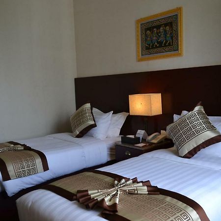 โฮเทล บรอดเวย์ ย่างกุ้ง Hotel ภายนอก รูปภาพ