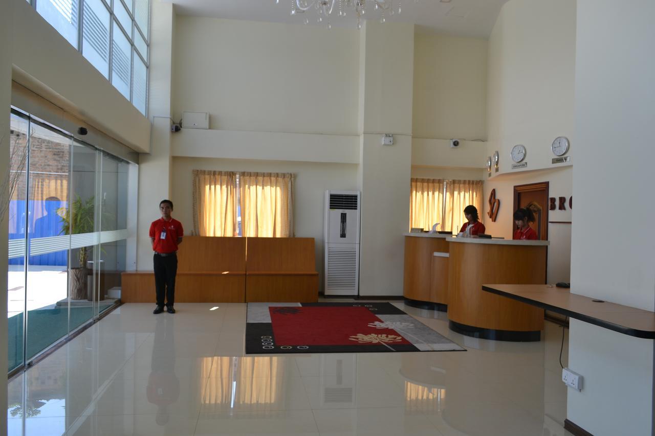 โฮเทล บรอดเวย์ ย่างกุ้ง Hotel ภายนอก รูปภาพ