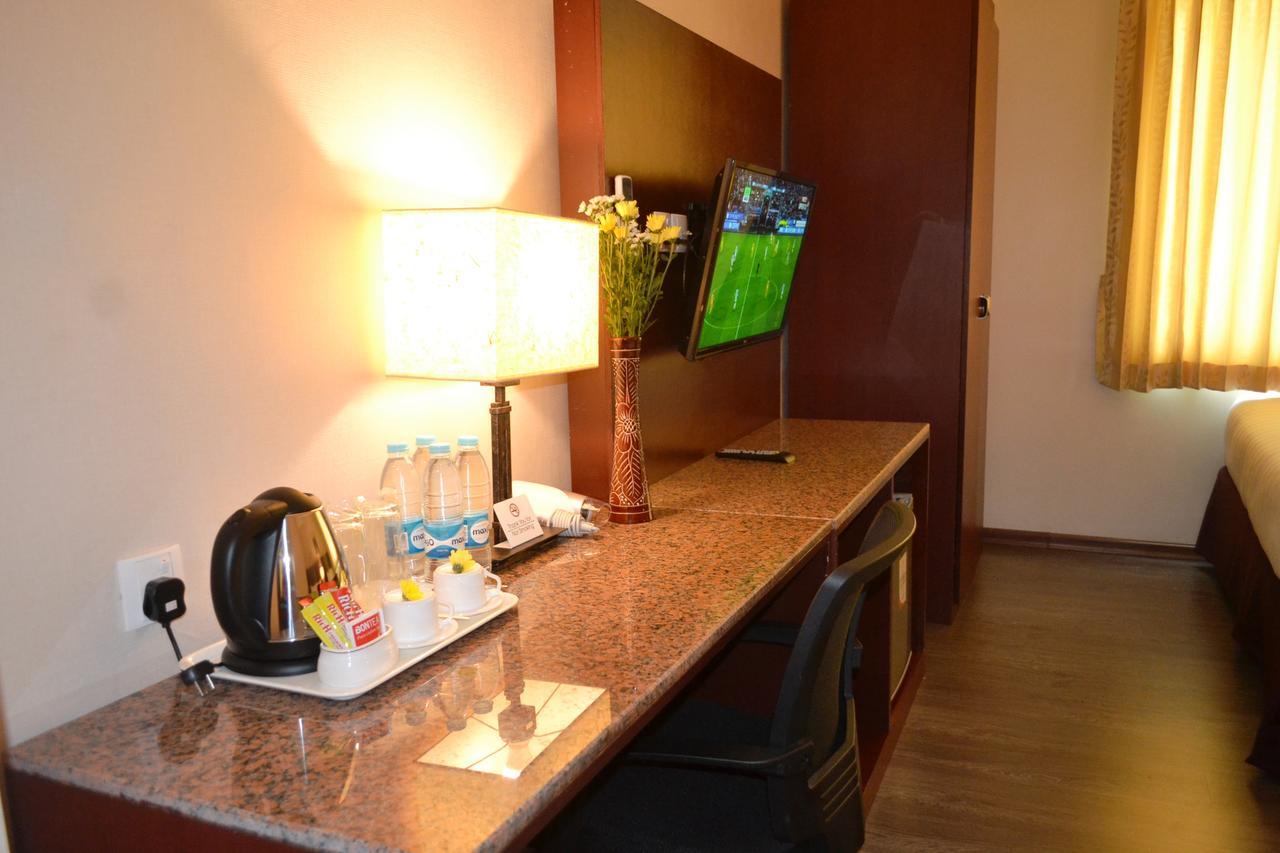 โฮเทล บรอดเวย์ ย่างกุ้ง Hotel ภายนอก รูปภาพ