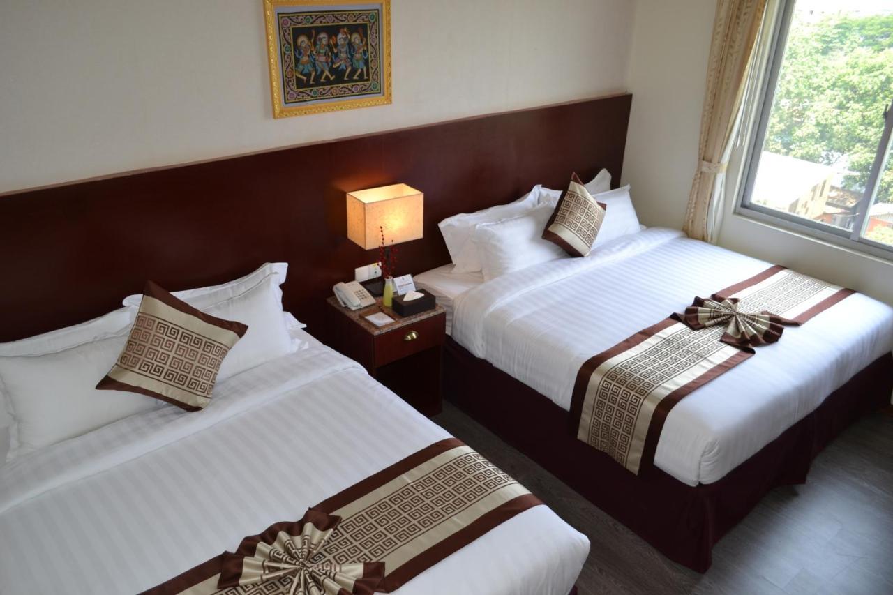 โฮเทล บรอดเวย์ ย่างกุ้ง Hotel ภายนอก รูปภาพ