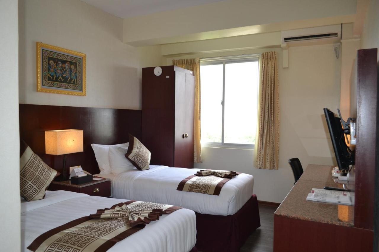 โฮเทล บรอดเวย์ ย่างกุ้ง Hotel ภายนอก รูปภาพ