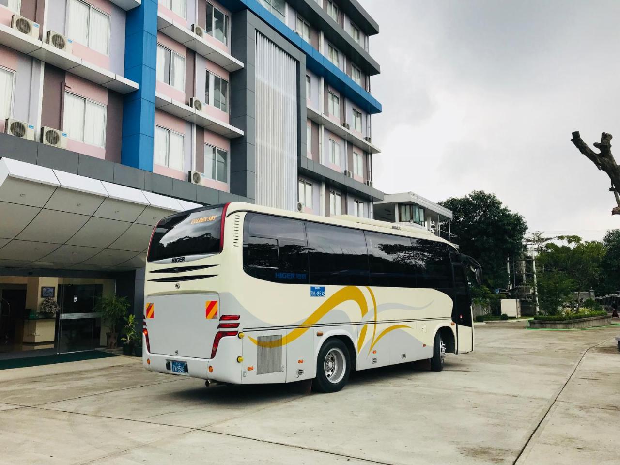 โฮเทล บรอดเวย์ ย่างกุ้ง Hotel ภายนอก รูปภาพ