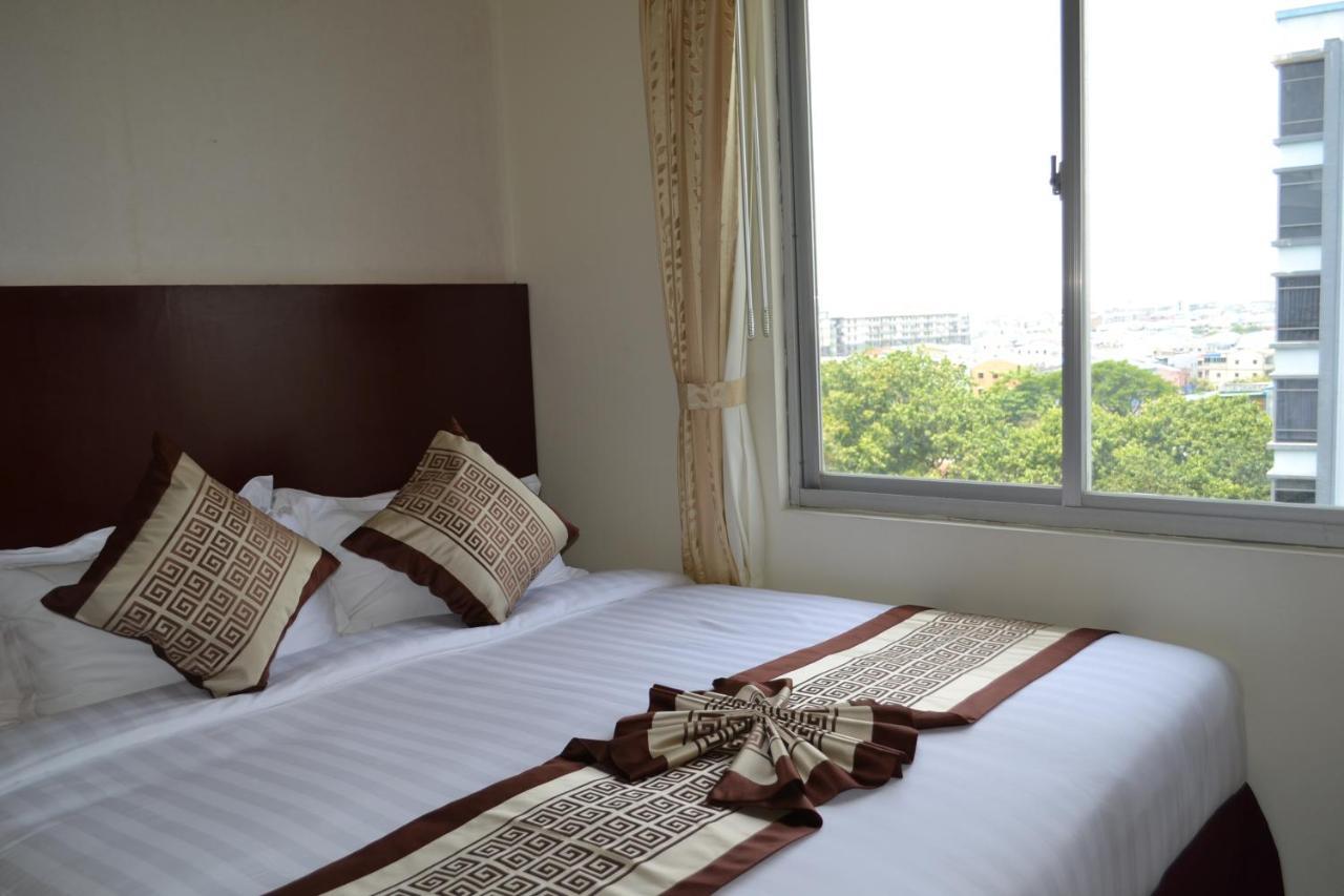 โฮเทล บรอดเวย์ ย่างกุ้ง Hotel ภายนอก รูปภาพ