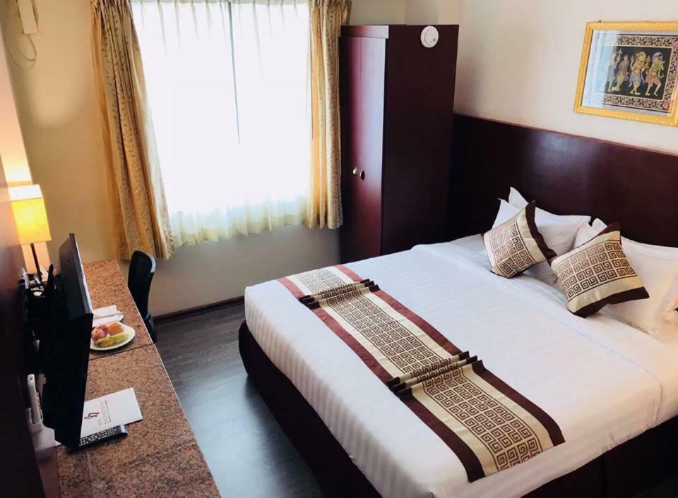 โฮเทล บรอดเวย์ ย่างกุ้ง Hotel ภายนอก รูปภาพ