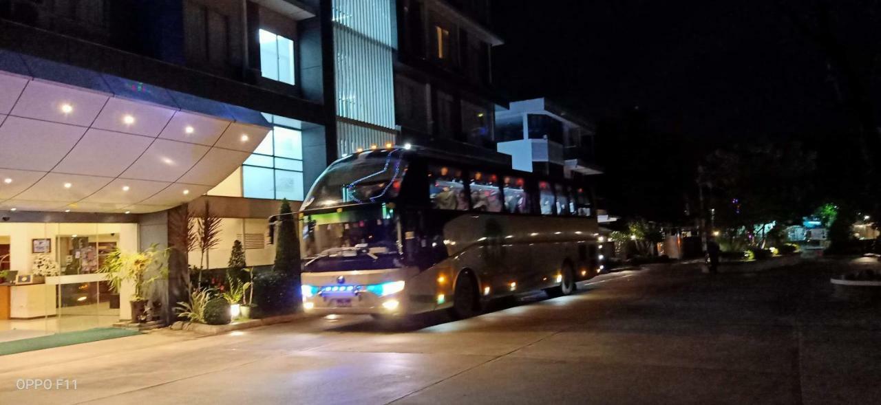 โฮเทล บรอดเวย์ ย่างกุ้ง Hotel ภายนอก รูปภาพ